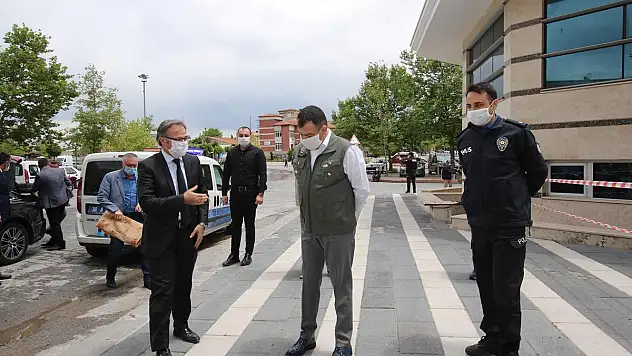 Hacılar da maske dağıtımı