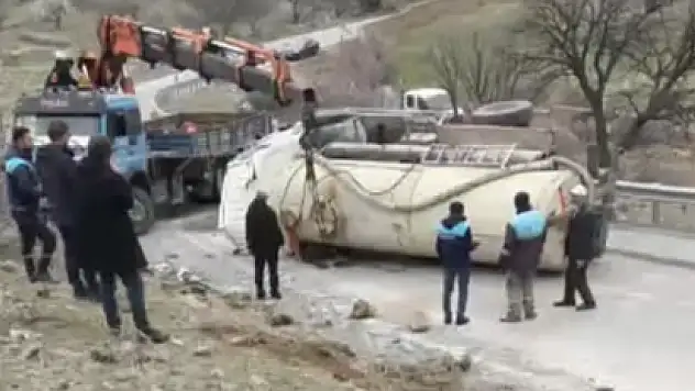 Hacılar'da Vidanjör Devrildi: Yol Kısa Süreliğine Kapandı