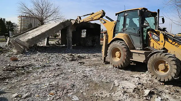 HALİLİYE'DE METRUK YAPILAR YIKILIYOR
