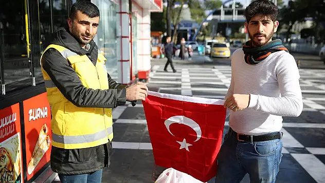 HALİLİYELİLER TEPKİLERİNİ TÜRK BAYRAĞINI ÖPEREK GÖSTERDİ