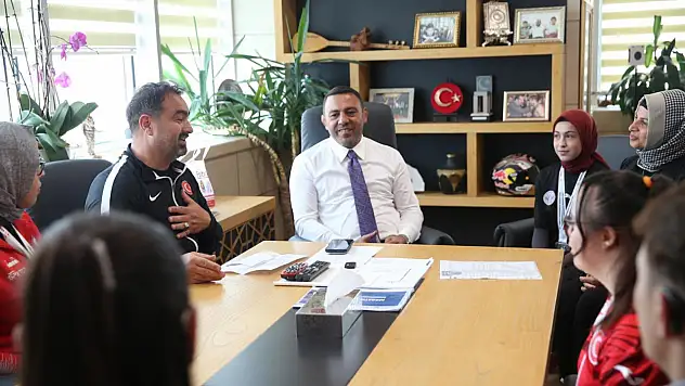 Hamza Yerlikaya, şampiyonları kutladı
