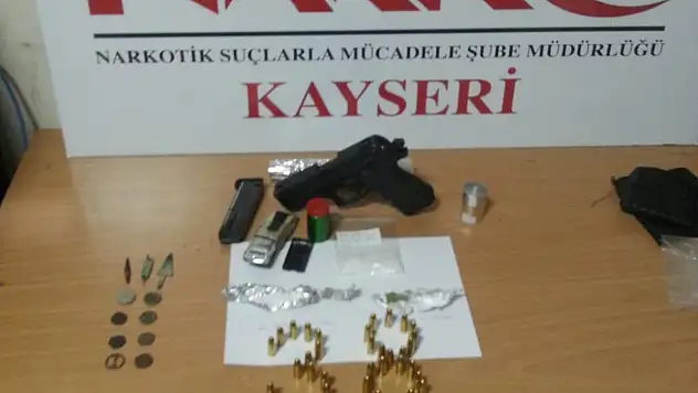 Hem Uyuşturu, Hem de Tarihi Eserle Yakalandı