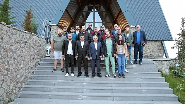 HER AKŞAM BİR YURTTA DEPREMZEDELERLE