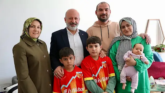 Hoş  geldin bebek seti hediye etti
