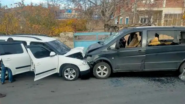 Husumetlisinin minibüsünü çekiç ile parçaladı