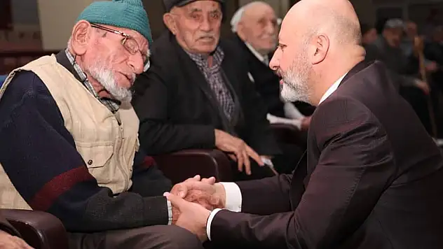 HUZUREVİ SAKİNLERİ ÇOLAKBAYRAKDAR ÇİFTİNİ BAĞRINA BASTI