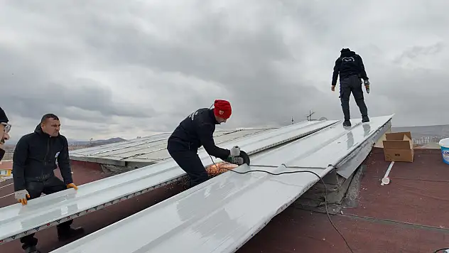 Huzurevinin çatısı yenileniyor