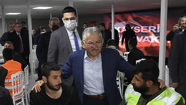 İFTARINI, ŞANTİYE PERSONELİ İLE YAPTI
