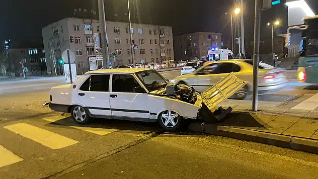 İki otomobilin çarpıştığı kaza hasara neden oldu