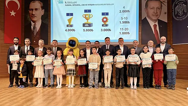 İl Müftüsü Ayvaz, ödül töreninde dua etti