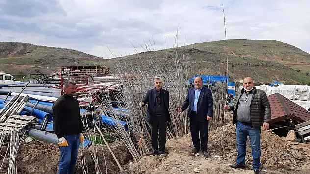 İLÇEMİZDE BİN 500 DUT FİDANI TOPRAKLA BULUŞTU