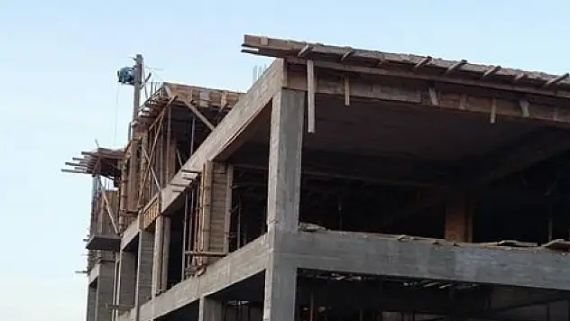 inşaattan düşen işçi yaralandı