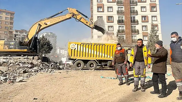 İŞ MAKİNALARI DEPREM BÖLGELERİNDE ENKAZDA ÇALIŞIYOR