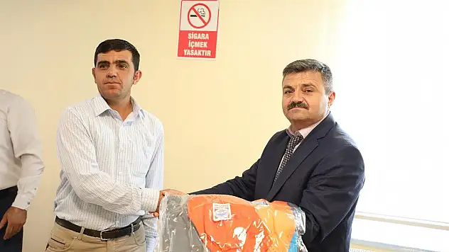 İŞÇİLERE MEVSİMLİK İŞ KIYAFETİ DAĞITILDI