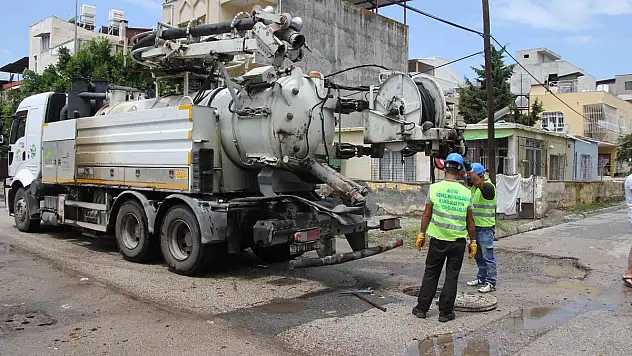 İSKENDERUN'DA YAĞMUR SONRASI KAPSAMLI TEMİZLİK YAPILDI