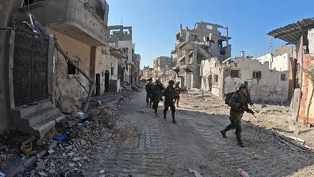 İsrail ordusu Filistinli ailenin evini yıktı