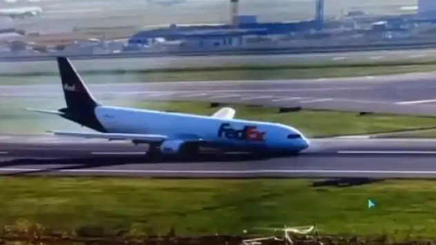 İstanbul Havalimanı'nda faciadan dönüldü! Kargo uçağı gövdesi üzerine iniş yaptı