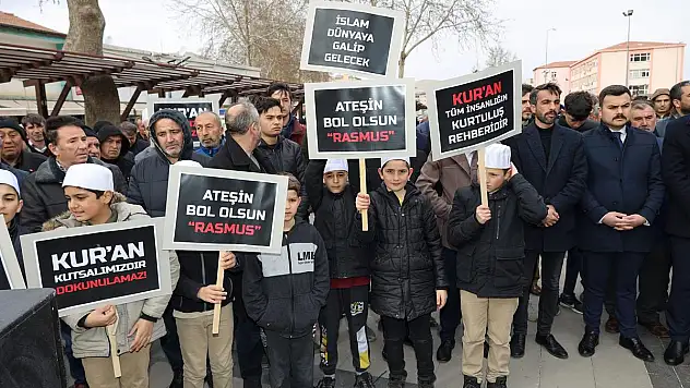 İSVEÇ'TE KUR'AN-I KERİM'İN YAKILMASI PROTESTO EDİLDİ