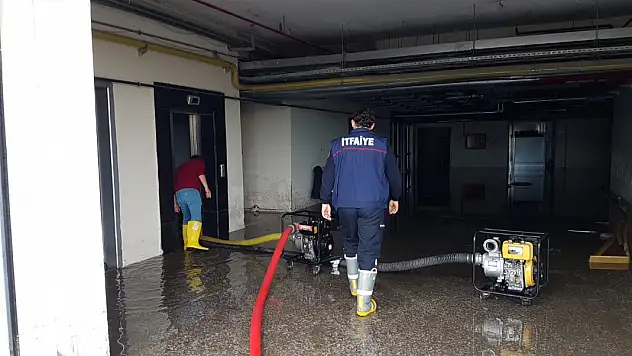 İTFAİYE EKİPLERİNDEN SU BASKININA ANINDA MÜDAHALE