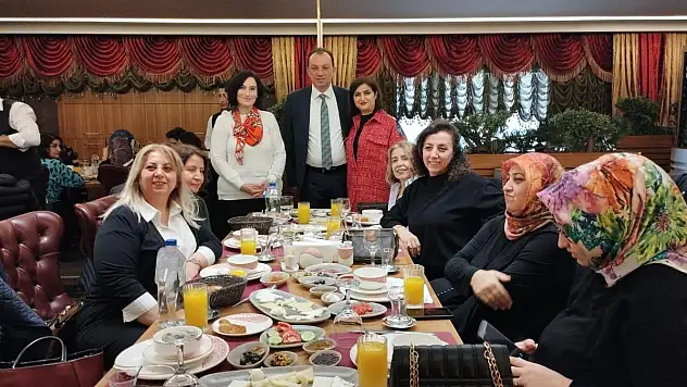 İYİ PARTİLİ KADINLAR KAHVALTIDA BİR ARAYA GELDİ
