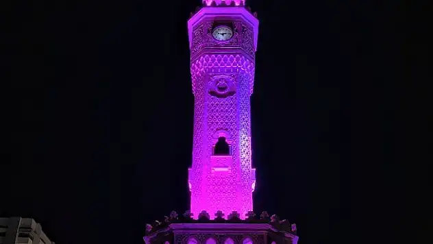 İzmir Saat Kulesi 'mor'a büründü
