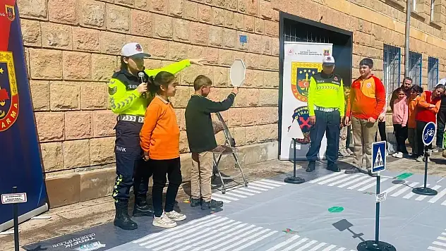Jandarma, 275 öğrenciye trafik eğitimi verdi