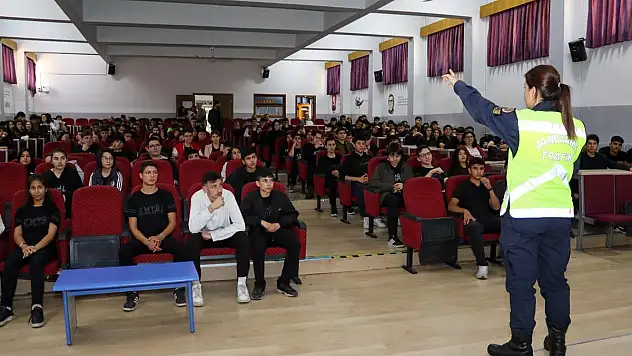 Jandarma ekipleri öğrencilere eğitimi verdi