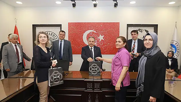 KADIN PERSONELE ANNELER GÜNÜ HEDİYESİ
