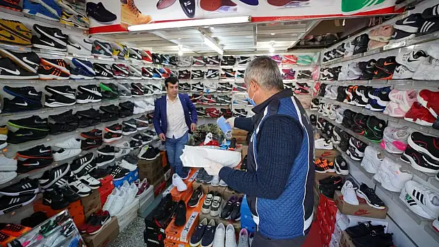 Kadın ve Gençlik Merkezi'nin Maskeleri Çarşı Esnafına Dağıtıldı