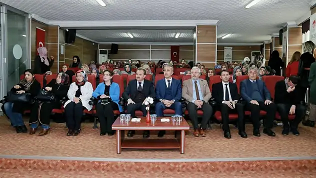 'Kadına Şiddet ve Aile İçi İletişim' Konferansı