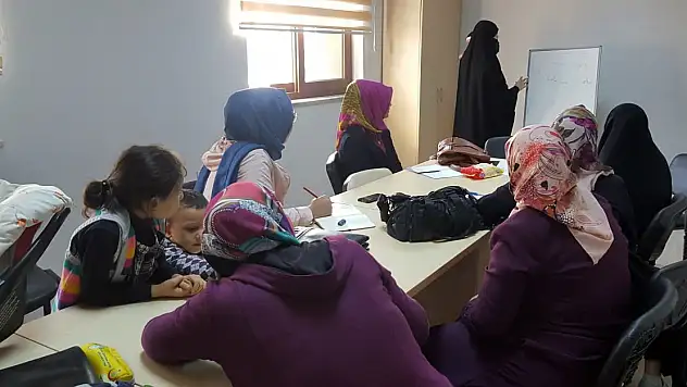 Kadınlara Osmanlıca ve Kur'an Kursu