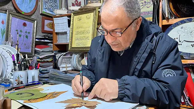 Kaligrafi sanatını kurumuş yapraklara işliyor