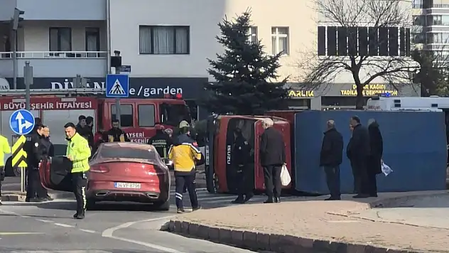 Kamyonet ile otomobil çarpıştı: 1 yaralı