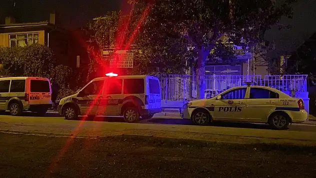 Kapıyı açamayınca tabanca ile ateş etti