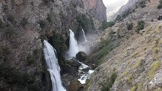 Kapuzbaşı Şelalesi muhteşem