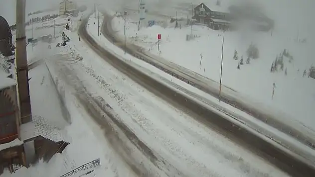 Kar yağışı nedeniyle Erciyes yolu araç trafiğine kapatıldı