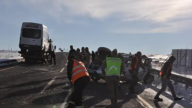 Kars'ta Öğretmen Servisi Kaza Yaptı: 14 Yaralı