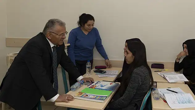 KAYMEK YAZ KURSLARI'NA BİR HAFTADA 5 BİN KAYIT