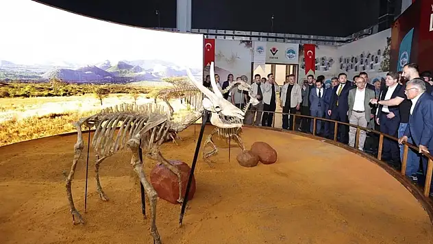 Kayseri Büyükşehir'den Adalet Bakanı Tunç'a fosil sunumu