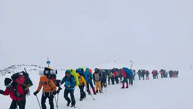 Kayseri'de 120 dağcı Erciyes'in 3 bin 600 rakımına tırmandı