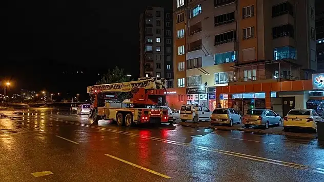 Kayseri'de 14 katlı binaya yıldırım düştü