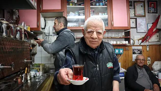 Kayseri'de 4 çocuk babası, 74 yıldır çaycılık yapıyor