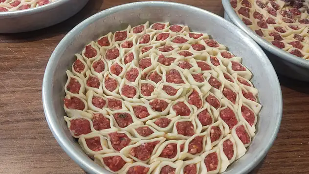 Kayseri'de asırlık lezzet tepsi mantısı iftar sofralarını süslüyor