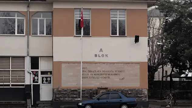 Kayseri'de Atatürk büstüne baltalı saldırı
