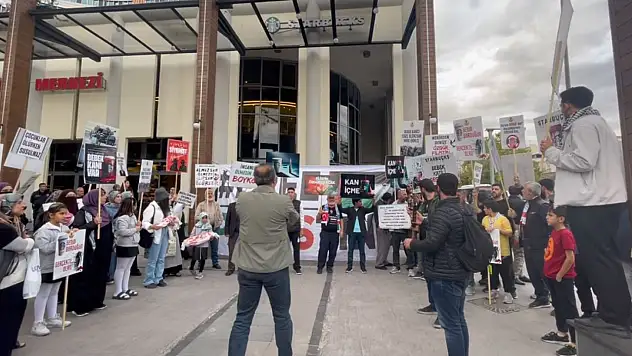 Kayseri'de bir gurup starbucks'ı protesto etti