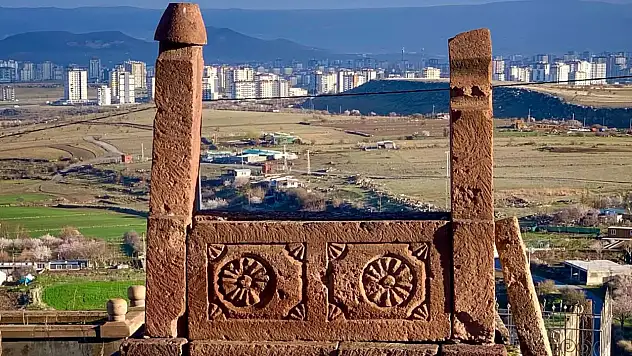 Kayseri'de eski mezar taşları ilgi odağı oldu