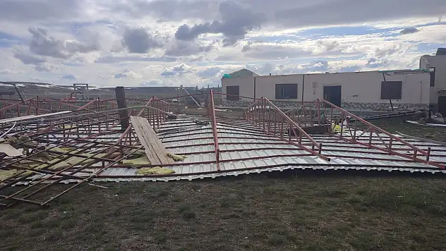 Kayseri'de Fırtına Çatıyı Uçurdu