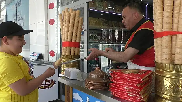 Kayseri'de havaların ısınmasıyla dondurma tezgâhları açıldı