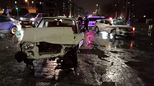Kayseri'de İki Otomobil Çarpıştı