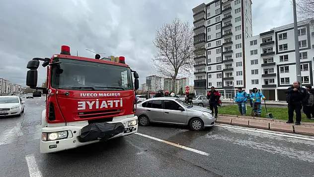 Kayseri'de iki otomobil çarpıştı: 3 yaralı
